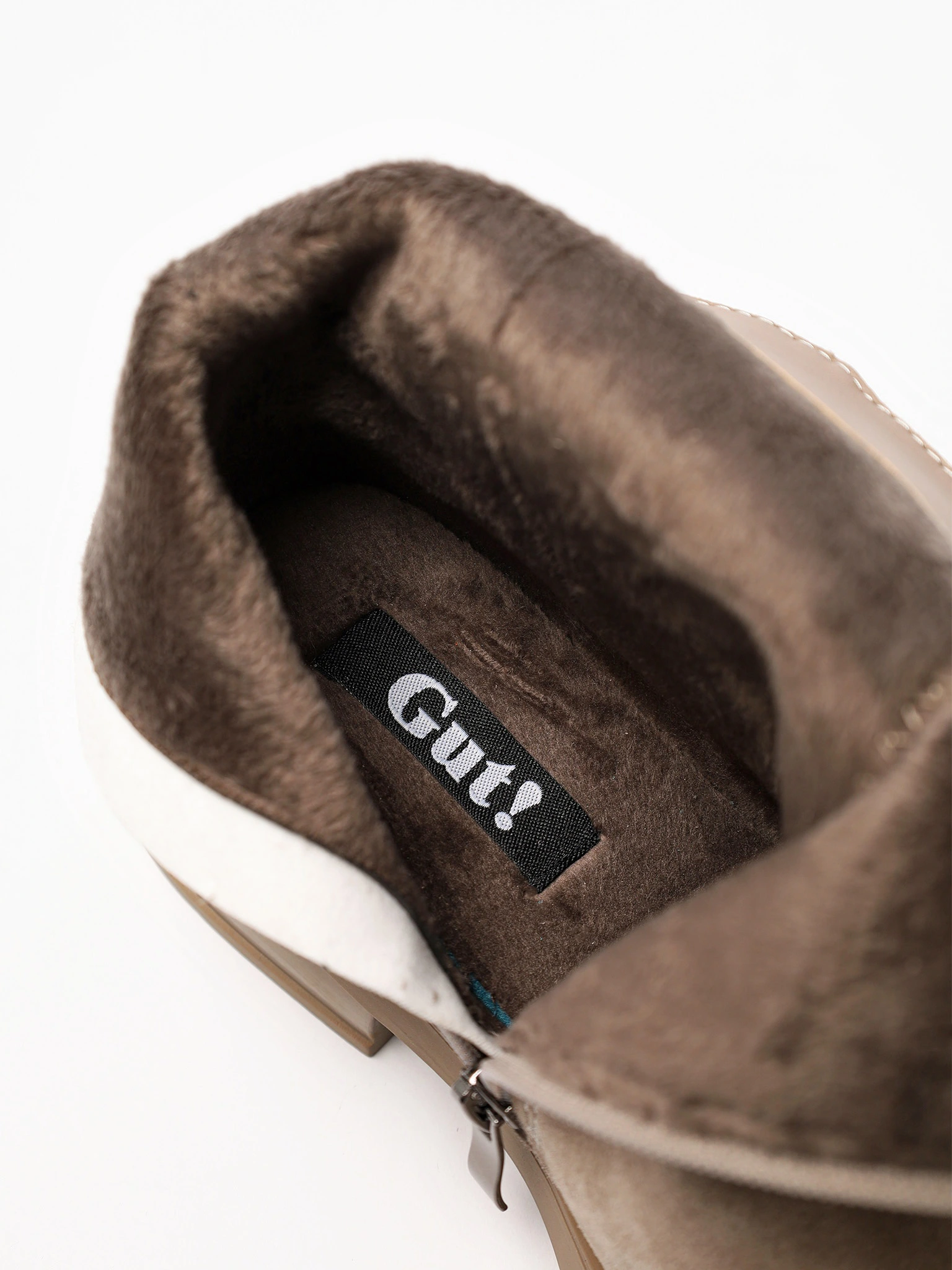 Ботинки бежевого цвета на широком срднем каблуке